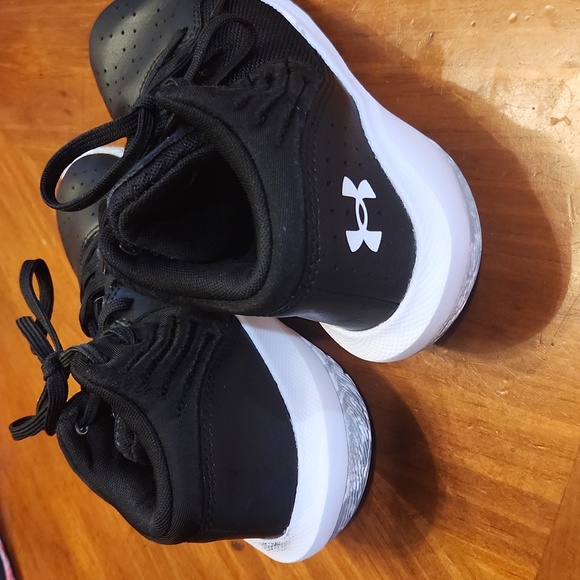 Youth 2.5Y UnderArmour basketball shoes - Picture 3 of 4